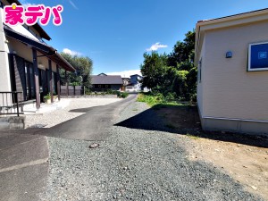 外観 前面道路は見通しが良く、車の移動や駐車もスムーズに行えます。毎日の通勤やお買い物などのお出かけも快適で、ゆとりを持って車を出し入れできるのが魅力。運転が苦手な方でも安心してお使いいただけます。