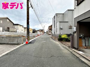 外観 前面道路は幅員約5mとゆとりがあり、車の出し入れや駐車もスムーズに行えます。見通しも良く、毎日のお出かけやお買い物も快適。運転が苦手な方でも落ち着いて車を扱いやすく、安心して暮らせる住環境です。