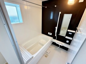 風呂 【施工例】ゆったり入れる浴槽、一坪サイズのゆとりの空間。一日の疲れを癒してくれるくつろぎのバスタイムを…