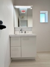 その他画像 【施工例】洗面台の三面鏡の裏には収納があるので、見られたくないものの収納に便利