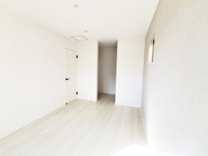寝室 【施工例】2面採光で、晴れの日の日中はいつも明るい室内に。窓を開放すれば気持ちの良い風が入ります。