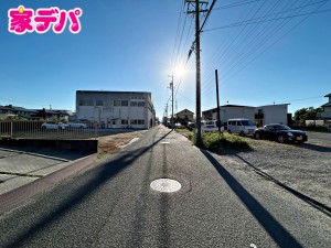 外観 静かな住宅街で車通りも比較的少なく、毎日の車の出し入れもスムーズ。駐車や切り返しもしやすく、ゆとりを持って運転できるので、毎日快適にお使いいただけます。