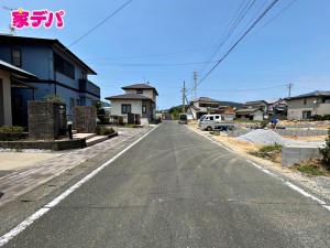外観 前面道路は公道で、幅員約6mのゆとりある広さがあります。車同士のすれ違いや駐車時の切り返しもスムーズに行え、毎日の駐車やお出かけもらくらく。運転が苦手な方でもゆとりを持って出入りしやすい道路幅です。