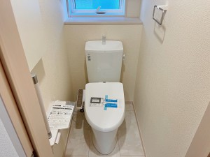 その他画像 【施工例】多機能な温水洗浄便座付きでお掃除がしやすい、清潔なトイレです