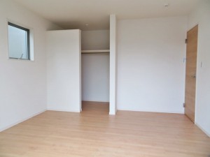 寝室 【施工例】2面採光で、晴れの日の日中はいつも明るい室内に。窓を開放すれば気持ちの良い風が入ります。