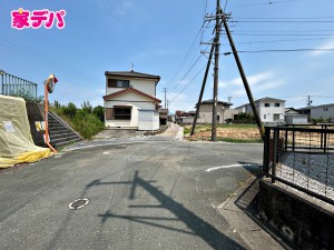 外観 静かな住宅街で車通りも比較的少なく、毎日の車の出し入れもスムーズ。駐車や切り返しもしやすく、ゆとりを持って運転できるので、毎日快適にお使いいただけます。