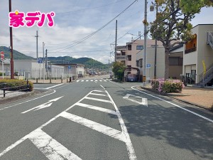 外観 前面道路は公道で、車のすれ違いもラクラクな広々9mの幅があります
