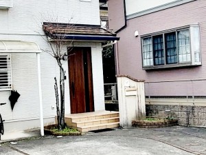 玄関 雨の日の出入りも濡れにくい玄関ポーチ