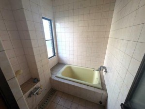 風呂 小窓付き!一日の疲れをリフレッシュ!