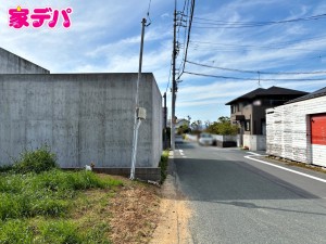 外観 前面約6m幅の道路に面しており、通行や駐車の際に余裕がある広さです。運転が苦手な方でもラクラク!