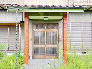 玄関 【玄関】 玄関が道路に面していないので、プライバシーを確保できます。