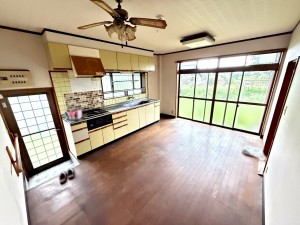 居間 温かみのあるナチュラルテイストのLDK。ダイニングセットを置いてもゆとりがあります!