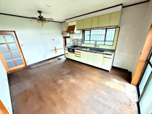 居間 【ダイニングキッチン】 沢山の光が差し込む明るいリビングは、開放的で心地よい空間です。自然と家族が集まり幸せな時間が流れます。