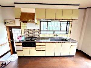 キッチン 【キッチン】 自然光が入る窓のあるキッチン。調理器具も沢山収納可能です