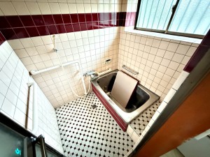 風呂 【浴室】 窓付きのため換気しやすく、日差しも取り入られる浴室