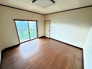 その他画像 【洋室8帖】 南向きならではの恵まれた採光・通風。明るいお部屋は開放感がありますね。