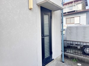 外観 ゴミ出しや一時置きにも便利な勝手口。