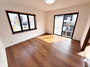 居間 大きな窓から柔らかな光が降り注ぎ、明るさが室内の奥まで行き渡ります。