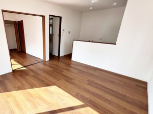 居間 温かみのあるナチュラルテイストのLDK。ダイニングセットを置いてもゆとりがあります!