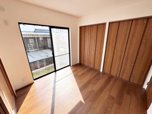 その他画像 【洋室約5.5帖】 来客時の応対や宿泊にも便利なリビング隣接洋室。