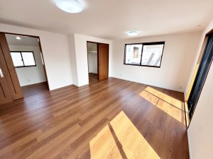 寝室 【洋室約13帖】 主寝室には衣類収納やタンスを置く事もできるWIC付き!室内を広々と使えますね。