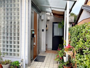 玄関 【玄関】 雨の日の出入りも濡れにくい玄関ポーチ