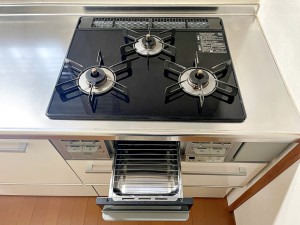 キッチン 三口コンロでお料理のスピードアップ!