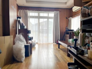 居間 大きな窓から柔らかな光が降り注ぎ、明るさが室内の奥まで行き渡ります。