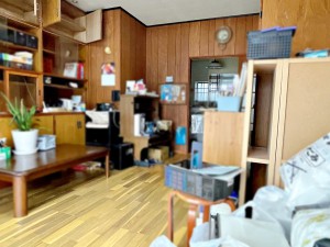 居間 ご家族みんながゆったりくつろげる広々リビングは明るい陽射しがさしこみます