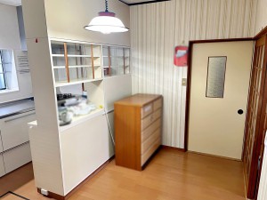 居間 木の温かみを感じられる室内です