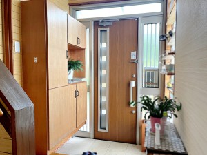 玄関 日差しが心地よく差し込む玄関は朝の出勤・通学、お買い物など、日々のお出かけが楽しくなります!