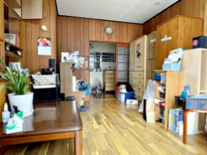 居間 【リビング】 沢山の光が差し込む明るいリビングは、開放的で心地よい空間です。自然と家族が集まり幸せな時間が流れます。