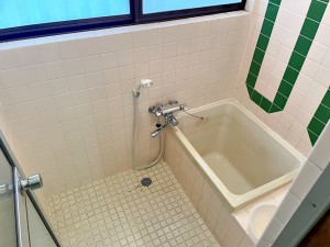 風呂 【浴室】 窓付きのため換気しやすく、日差しも取り入られる浴室