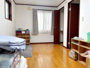 その他画像 【洋室】 2面採光で、晴れの日の日中はいつも明るい室内に。窓を開放すれば気持ちの良い風が入ります。