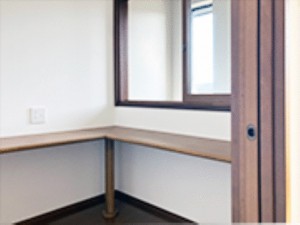 内装 【フリースペース】 寝室内にあるカウンター付きのフリースペースです。テレワークルームやとしても利用できるプライベート空間。