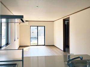 居間 キッチン目線で撮影。キッチンから料理をしながらリビングの家族の様子が確認できます!