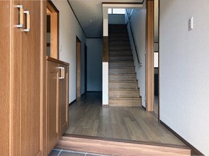 玄関 お家の顔である玄関には、靴や荷物もすっきりと片付くシューズボックス完備。