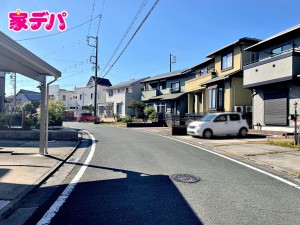 外観 前面道路は公道で、車のすれ違いもらくらく広々6mの幅があります
