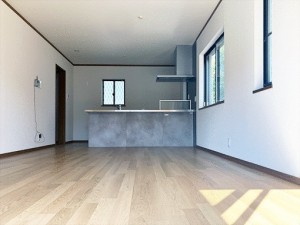 居間 【リビング18帖】 ナチュラルな色合いのLDKです。家具やインテリアの選択肢が広がりそうです。ご家族が自然と集って思い出がたくさん生まれる空間になります。