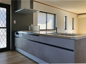 キッチン 【キッチン】 リビングで遊んでいるお子様を見ながらお料理ができ、子育て中のパパママにも安心の設計です!