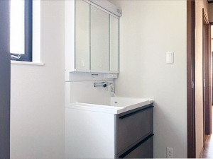 その他画像 【洗面台】 洗面台の三面鏡の裏には収納があるので、見られたくないものの収納に便利