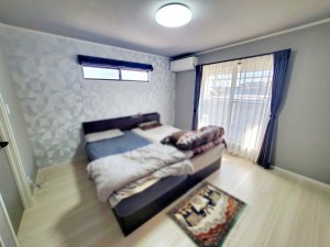 寝室 【洋室8帖】 キングサイズのベッドも置ける8帖のゆとりある主寝室。光も取り入れやすく明るい空間になっています。