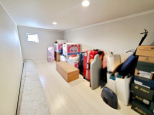 内装 【小屋裏収納4帖】 収まりきらない衣類や、クリスマスツリー、雛人形などの季節物を片付ける際に小屋裏収納は役立ちます。