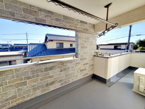 その他画像 【バルコニー】 2部屋からアクセス可能なインナーバルコニー。急な雨の日の洗濯物も安心です!天気の良い日は、ご家族の洗濯物・お布団をまとめて干せます