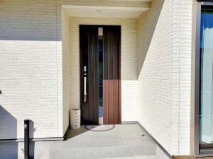 玄関 【玄関】 雨の日の出入りも濡れにくい玄関ポーチ