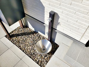 外観 玄関横には立水栓が設置されています!お庭の水撒き、洗車、お掃除、お子様の水遊びなど便利です!