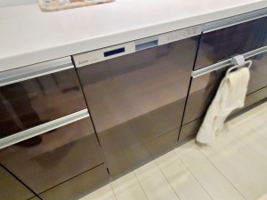 キッチン 食器洗浄乾燥機は時間のかかる食器洗いを楽にしてくれる上に水道代も安くなるスグレモノ