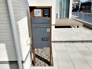 外観 ポストやインターホン等一体型のシンプルな門柱が標準設備!