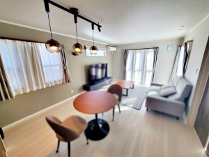 居間 温かみのあるナチュラルテイストのLDK。ダイニングセットを置いてもゆとりがあります!