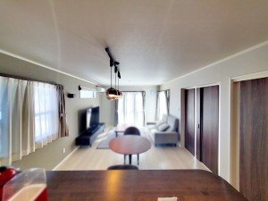 居間 キッチン目線で撮影。キッチンから料理をしながらリビングの家族の様子が確認できます!